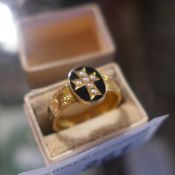 An Edwardian 9ct gold mourning ring with inset seed pearls and shagreen detail on the band