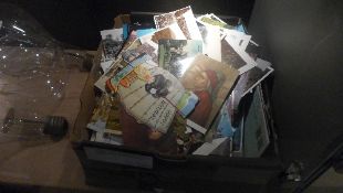 A box of approximately 1000 assorted vin