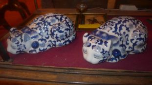 A pair of Chinese blue and white porcelain cats