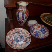 A collection of Imari pattern porcelain including a vase and shallow dish (4)