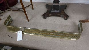 A pierced brass fireplace fender. Length: 100 cm