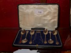 A cased set of hallmarked silver tea spoons and tongs