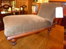 An Edwardian oak foot stool in the form of a miniature chaise longue on adjustable supports
