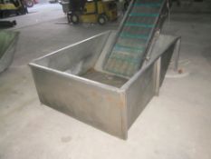 Stainless Steel Tank 1.5m (5') x 2.14m (7'), with incline conveyor Belt Width 60cm, length 2.4m