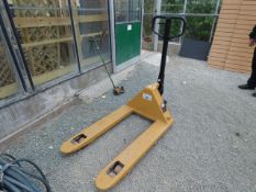 CAT 2.5 Tonne Pallet Truck