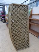 4 Pieces of Bow Topped Diamond Trellis