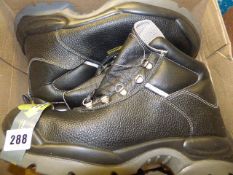 *Pair of Delta Plus Safety Boots (Size 13)