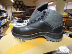 *Pair of Goliath Non-Metal Hiking Boots Size 6