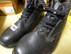 *Pair of Goliath Non-Metal Hiking Boots Size 10