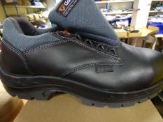 *Pair of Goliath Non-Metallic Lace Up Trainers Black Size 8