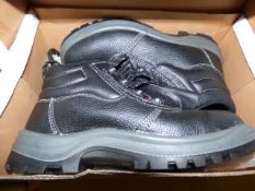 *Pair of Airside Non-Metallic Safety Footwear (Size 7)