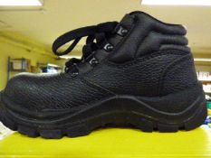 *Pair of Sterling Black Safety Boots - Size 6