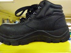 *Pair of Sterling Black Safety Boots - Size 7