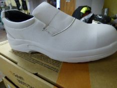 *Pair of Goliath Slip-On White Safety Shoes Size 11
