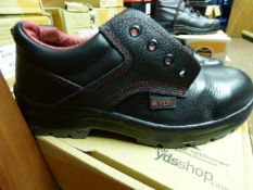 *Pair of YDS Safety Shoes Size 41