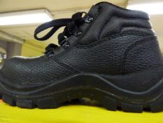 *Pair of Sterling Black Safety Boots - Size 9