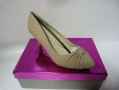 Pair of Khaki Ladies Shoes Beige - Size 40