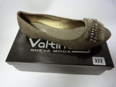 Pair of Ladies Grey Leather Shoes with Fur Detail - Size 40