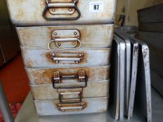 6 Lidded Grundy Baking Trays