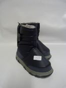 *Pair of Childrens Khombu Snow Boots Blue - Size 3M