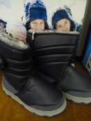 *Pair of Childrens Khombu Navy Boots - Size 3M