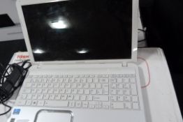 *Toshiba L8501WC Notebook Computer - White