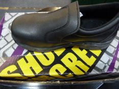 *Pair of Unisex Black Shoes - Size 4