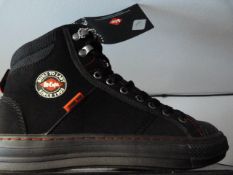 *Pair of Lee Cooper Size 7 Work Wear Safety Boots