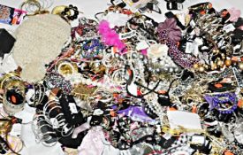 Approx 200 x Items Of Assorted Women's / Girls Fashion Accessories – Box2030 – Inc. Jewellery &