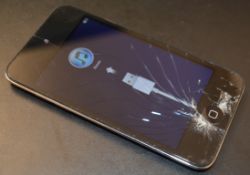 1 x Apple Ipod Touch 8gb in Black - Model A1367 - Powers On But Has Cracked Screen - CL007 -