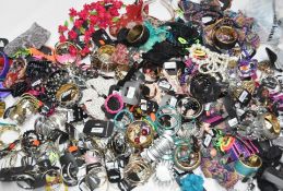 **MUST SEE** Approx 500 x Items Of Women's / Girls Costume Jewellery – Box2032 – New - Low Start!