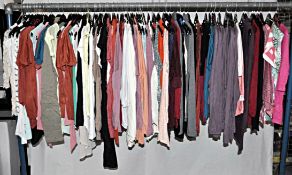 89 x Assorted Items Of Ladies Clothing – Box2062 – Includes A Varied Mix Of Tops, T-Shirts & Jumpers