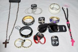 **GREAT LOT** Approx 300 x Items Of Women's / Girls Fashion Accessories – Box2078 – Includes Costume