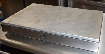 1 x Lincat HB2 Heated Display Base - Thermostic Heat Control - Rating 1000w 240v - Aluminium Surface