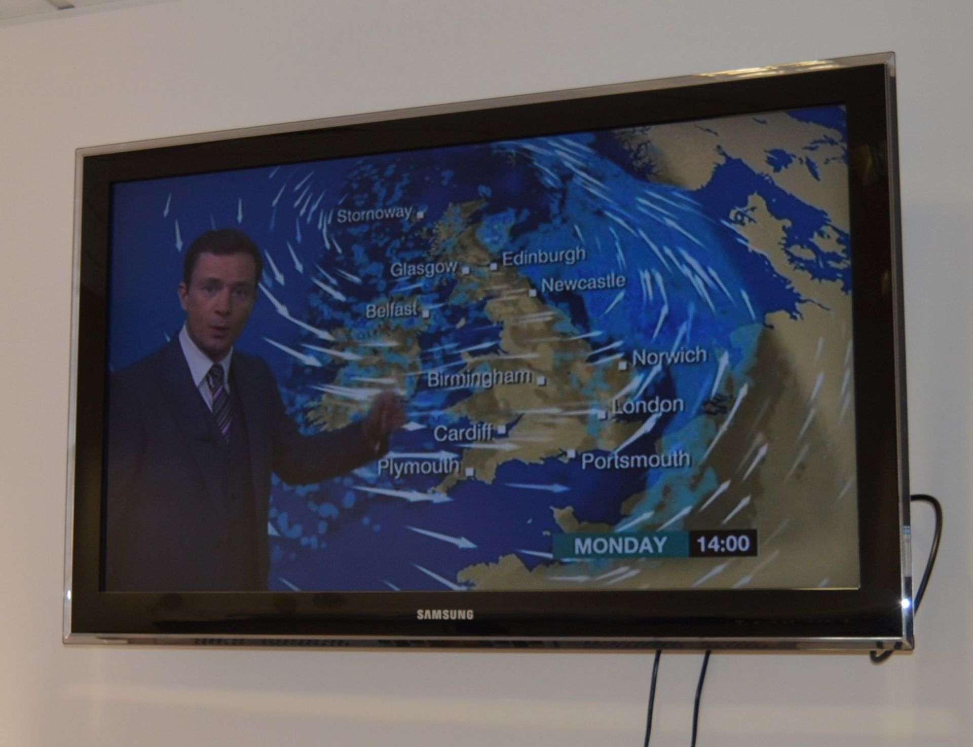 1 x Samsung 40 Inch LCD Television With Wall Bracket and Remote Control - Great Display - Modern