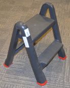 1 x Set of Curver Rubbermaid Folding Steps - Easy to Store Steps With Anti Slip Feet - Neatly