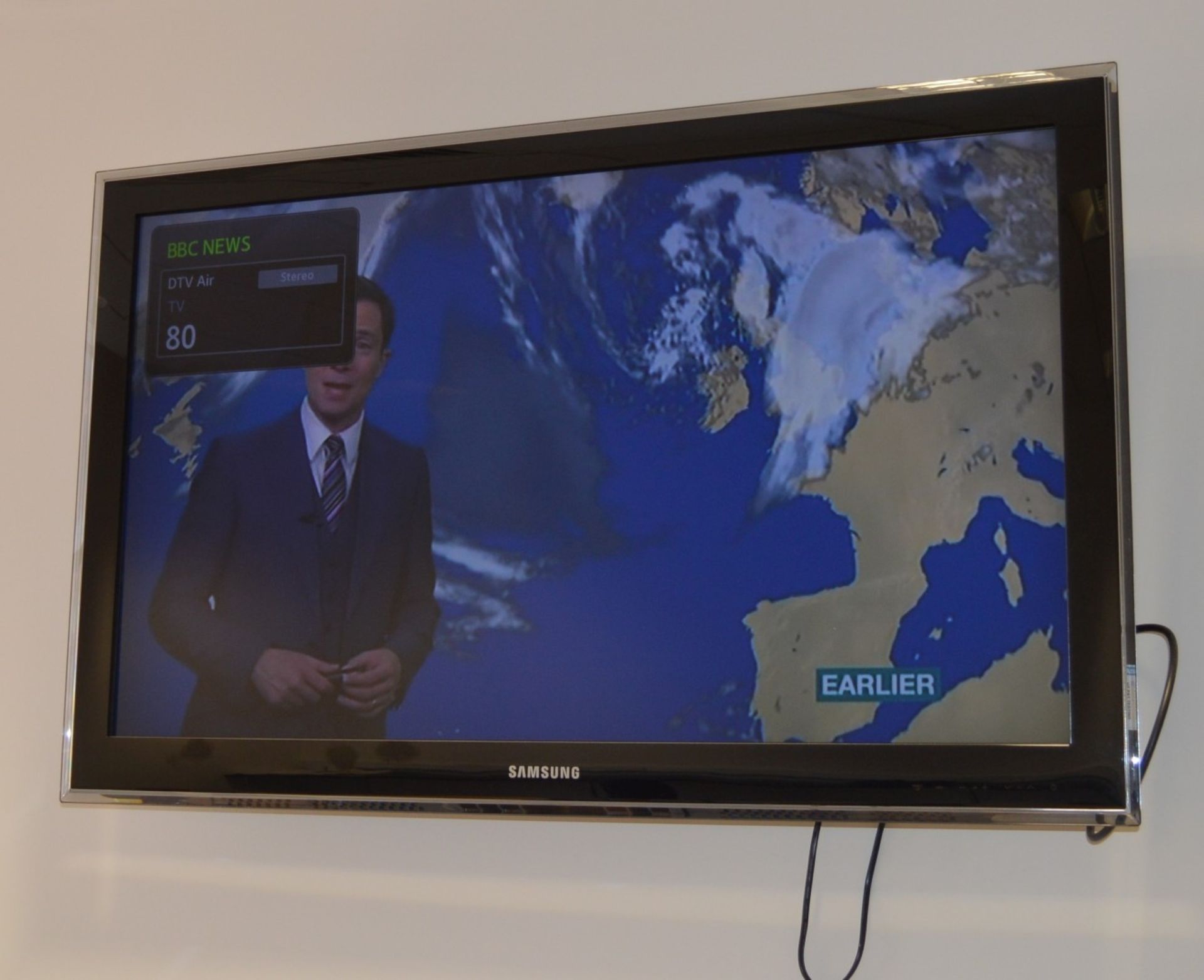 1 x Samsung 40 Inch LCD Television With Wall Bracket and Remote Control - Great Display - Modern - Image 3 of 5