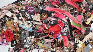 Approx 400 x Items of Assorted Women's / Girls Fashion Accessories – Box2511 – Huge Resale Potential