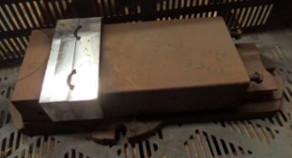 1 x Large Machine Vise - Untested Says Broken - Length 50cm x Width 20cm x Height 10cm - CL057 - Ref