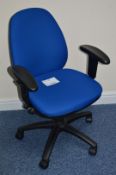 1 x Contemporary Style Office Chair With Twin Lever Mechanism and T Shape Fixed Armrests -