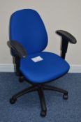 1 x Contemporary Style Office Chair With Twin Lever Mechanism and T Shape Fixed Armrests -