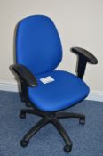 1 x Contemporary Style Office Chair With Twin Lever Mechanism and T Shape Fixed Armrests -