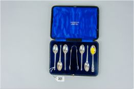 A cased set of five (plus one odd) silver coffee spoons with matching tongs, total 2.9 ozs, London