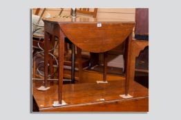 A Georgian mahogany Pembroke table with nicely proportioned top which is circular when open with