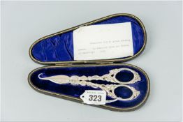 A cased pair of silver grape scissors, well marked and decorated leaves and vines, 2.4 ozs,