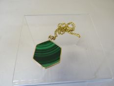 A 9ct yellow gold fine necklace with hexagonal green agate pendant 9ct gold frame