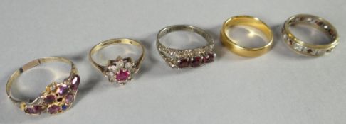 Five mixed rings including a 22ct wedding band of 4.7 gms