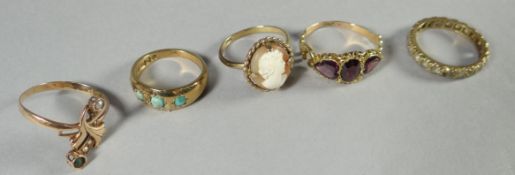 Five mixed gold / yellow metal rings