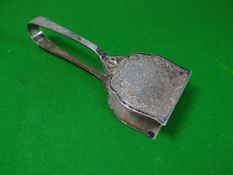 A pair of late-Victorian silver pastry tongs decorated with floral etching, Sheffield 1899, 5.4 ozt,