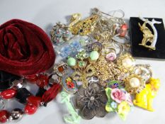 A parcel of mixed jewellery